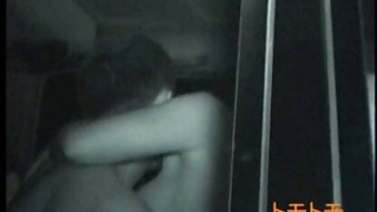 De vrouw neuken in de tram doet alsof ze ziek is om alleen te zijn met de schoonzoon en zich aan hem vastklampt.