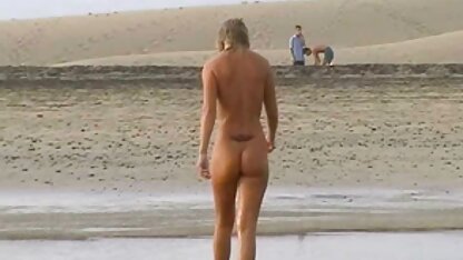 Brian spreidde haar blote poesje zonder broek voor farynx copulatie aan de sauna neuken telefoon