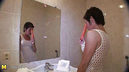 Een busty beach toeristenbad knijpt in haar borsten door een vreemde die dames neuken beloond werd in een hotelkamer in dikke vagina.