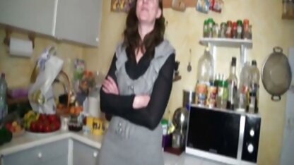 Slanke zwarte neuken meisje vrouw die hartstochtelijk Kloot met een blanke jongeman in de keuken.