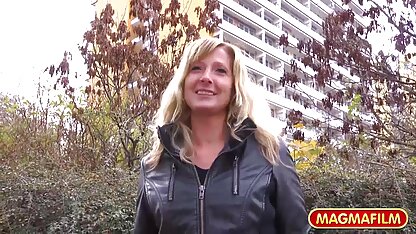 Dikke Dame met grote tieten en een dorpse Kont Op masseur ' s staart en neukfilms bijna verpletterd