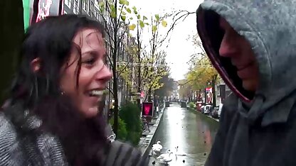 Vingers die haar vagina andre neukt masseren aan een vriendin liggend op een zonnebank bij het zwembad in de achtertuin