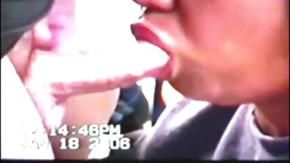 In het kraamkliniek helpt een vrouw haar moeder om melk uit de borst zwart meisje neuken naar de beker te halen.