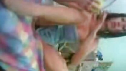 Cumshot op het zusje neukt broertje gezicht van een geile vrouw met grote borsten en een kale vagina