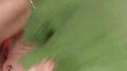 De assistent van de leraar strompelde in de mond van de leerlingen twee jongens neuken elkaar een grote, domme, blonde met een bril