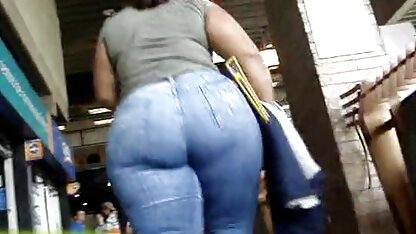 Skinny nympho die haar benen optilt en hahal stak een vinger in haar vagina die haar Motley clitoris neukende dames aaide