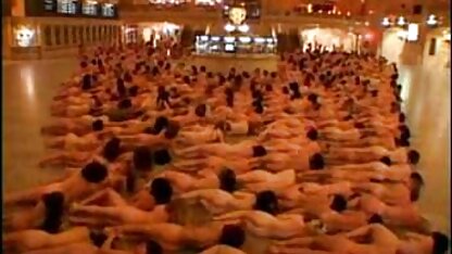 Aziatische mensen die de neuken met een man titel van Shanghai wringen ... en in de vagina van een zwaarlijvige met arrogantie duiken ... en de natte lippen van haar vagina blootstellen.