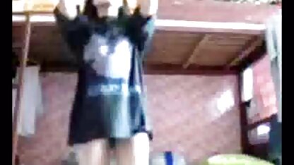 Dangerous Khokhlushka met een sluwe glimlach spoort stelletjes aan die hem probeerden te overtuigen om gratis neukfilms te slapen.