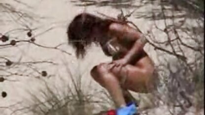 Gezonde vrouwen die zichzelf in hun kont neuken met een dikke rubberen lul en hun jonge dames neuken biceps laten zien aan de camera