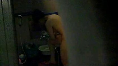 Sllendra jong met borsten netjes in de badkamer raskoryashka blond meisje neuken en giet water uit de kraan in haar vagina