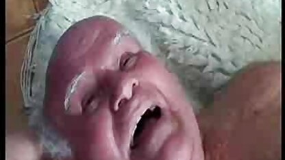 Zand steekt in de anus van een Chinese vrouw als ze slaaf neuken copuleert op het strand en duwt haar met een zandkorrel