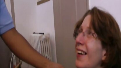 Slim broertje neukt zusje MILF in handboeien, geketend en geniet van отрахана kanker